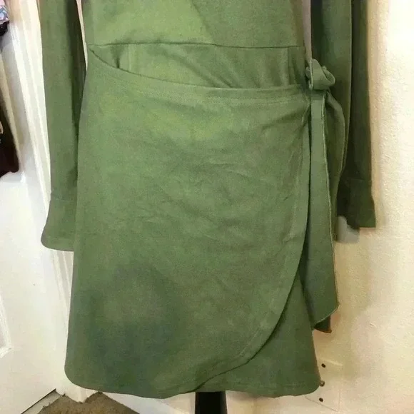 Green Ruffle Long Sleeve Wrap Tie Dress - Picture 8 of 10